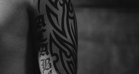 Mann mit Tattoo